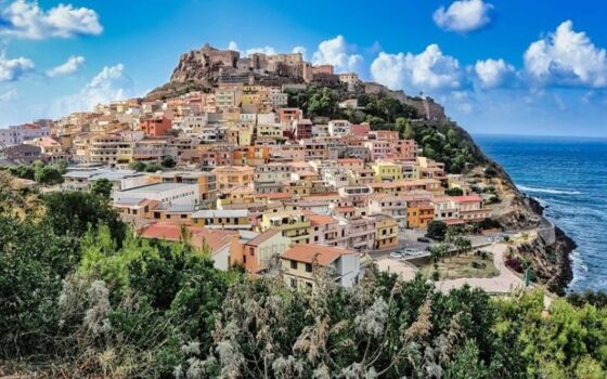 Η κυβέρνηση της Σαρδηνίας στην Ιταλία, προσφέρει έως και 15.000 ευρώ σε άτομα που θα μετακομίσουν εκεί