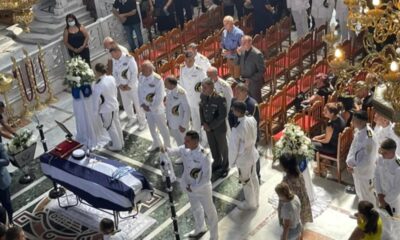 θλίψη στην κηδεία της 19χρονης Ναυτικής Δοκίμου, με στρατιωτικές τιμές η σορός της στον Μητροπολιτικό Ναό (βίντεο, εικόνες) 1