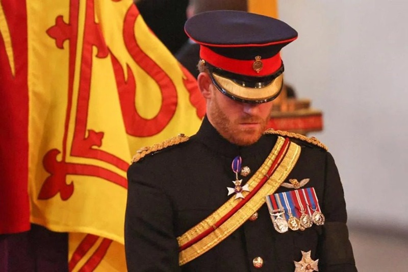 «Ξήλωσαν» τα βασιλικά αρχικά από τη στολή του Πρίγκιπα Χάρι 3