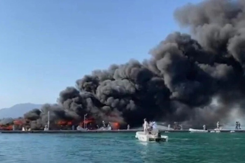 Συναγερμός στην Μαρίνα Γουβιών στην Κέρκυρα, καίγονται τέσσερα ιστιοπλοϊκά σκάφη 6