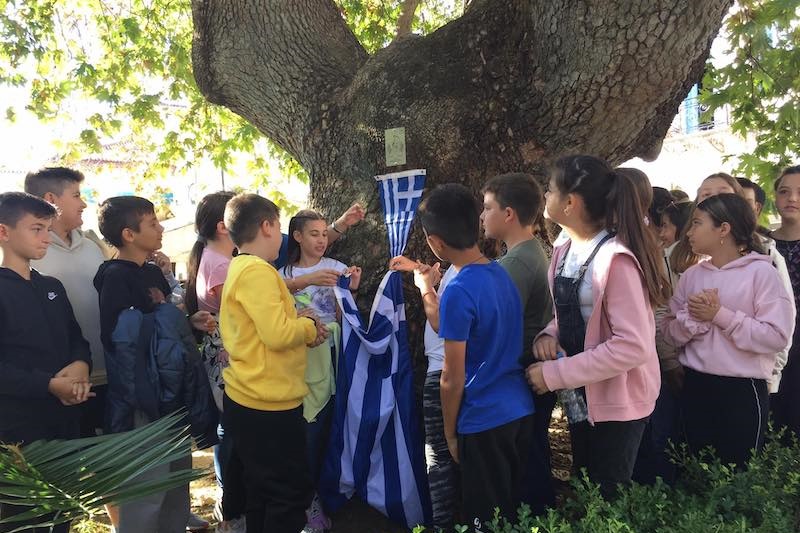 Παιδική αγκαλιά αγάπης για τον πλάτανο της Πύλου 3