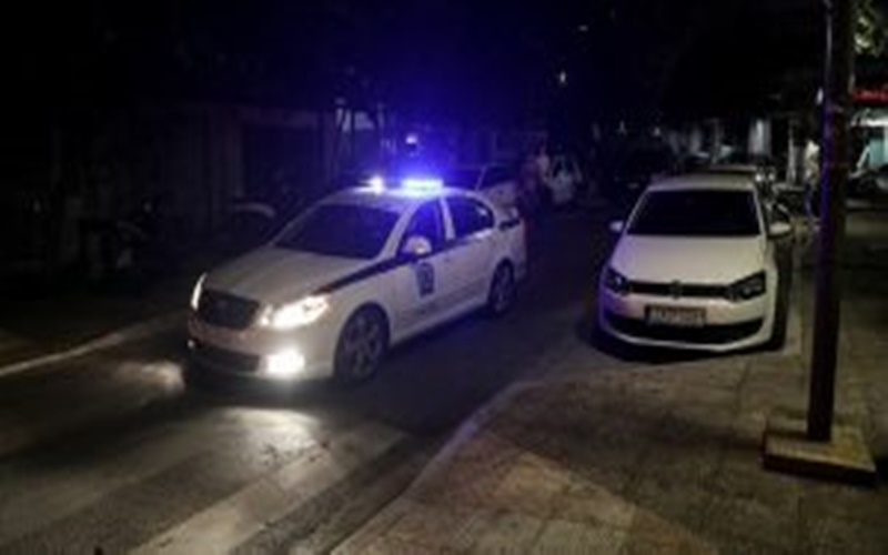 θεσσαλονίκη: άντρας χαράκωσε δύο αστυνομικούς στον λαιμό μέσα σε περιπολικό (βίντεο) 1