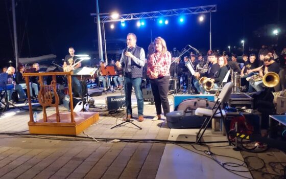 Ροκ μουσική βραδιά στην προκυμαία του λιμανιού της Καλαμάτας