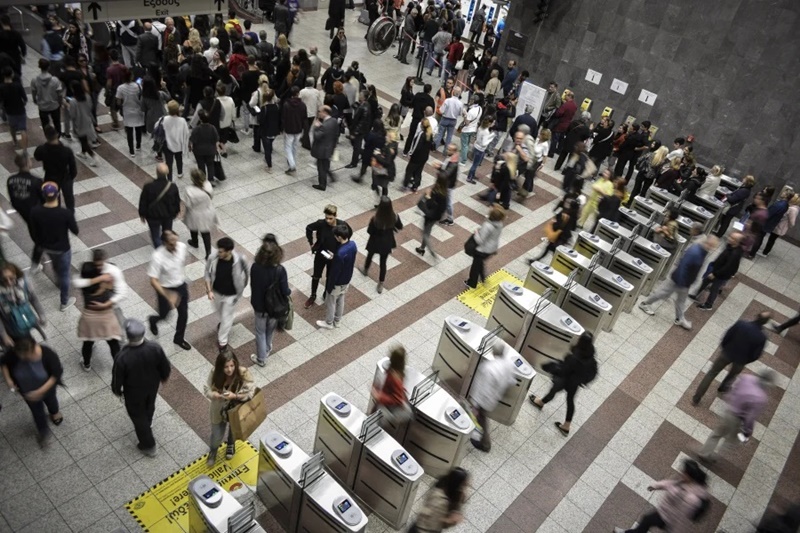 Τέλος στα χάρτινα εισιτήρια στα ΜΜΜ -Η τραπεζική κάρτα θα «ανοίγει» τις μπάρες 1