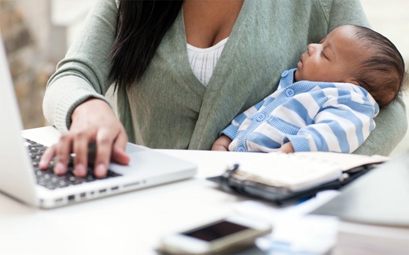έως 11 μήνες με 713€ άδεια μητρότητας και στον ιδιωτικό τομέα – πώς μπορεί να πάρει 7 μήνες ο πατέρας 1