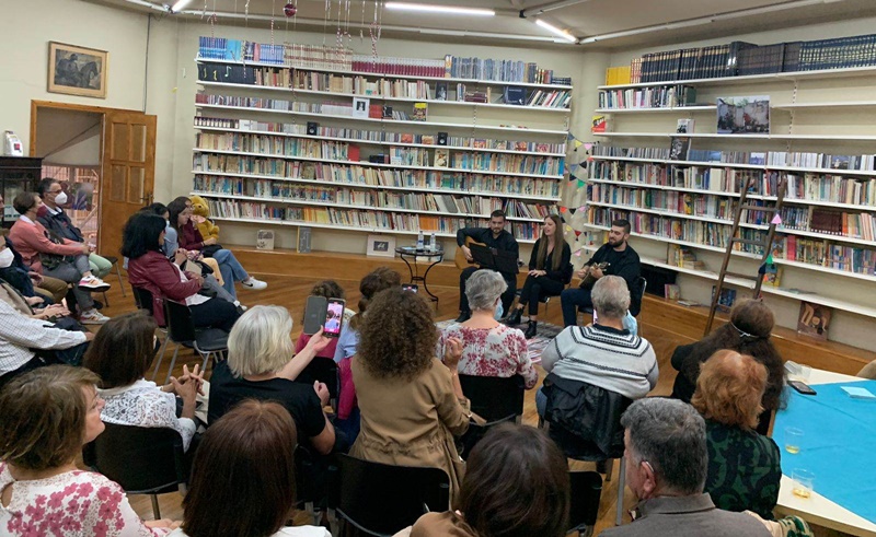 «σμύρνη 100 χρόνια αναμνήσεις» ρεμπέτικη συναυλία στο χώρο της βιβλιοθήκης στο πνευματικό κέντρο καλαμάτας 3