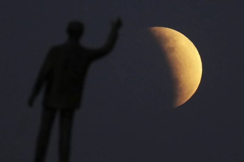 Oλική έκλειψη Σελήνης και Πανσέληνος την Τρίτη 8 Νοεμβρίου 1