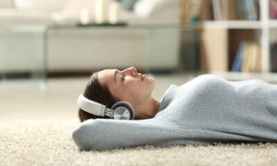 SOS για τους εφήβους: Πόσο κακό κάνει η συχνή χρήση ακουστικών 24