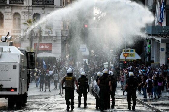 Με μολότοφ και χημικά σε Αθήνα και Θεσσαλονίκη μετά τις πορείες της Απεργίας