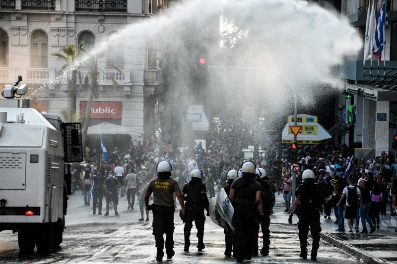 Με μολότοφ και χημικά σε Αθήνα και Θεσσαλονίκη μετά τις πορείες της Απεργίας 22