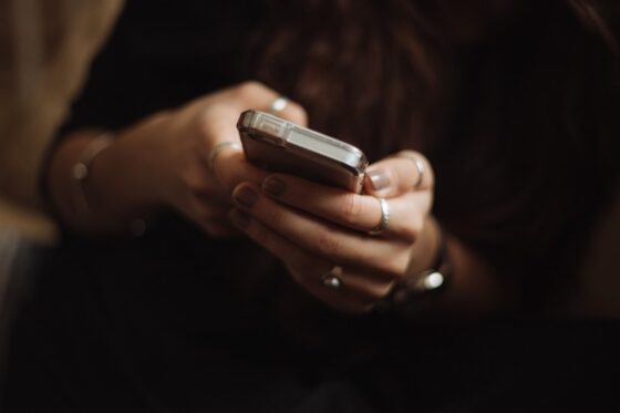 Κατατέθηκε νομοσχέδιο για Panic Button στα κινητά για να «πατούν» οι γυναίκες που κινδυνεύουν από ενδοοικογενειακή βία