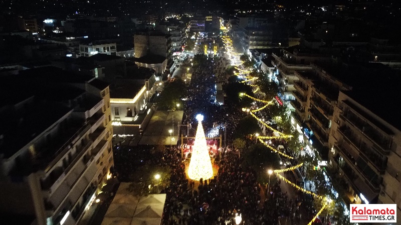 Πλήθος κόσμου στη φωταγώγηση του Χριστουγεννιάτικου δέντρου στην Καλαμάτα (photos+video) 32