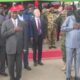 Βίντεο: Ο πρόεδρος του Σουδάν κατουρήθηκε πάνω του δημοσίως 10