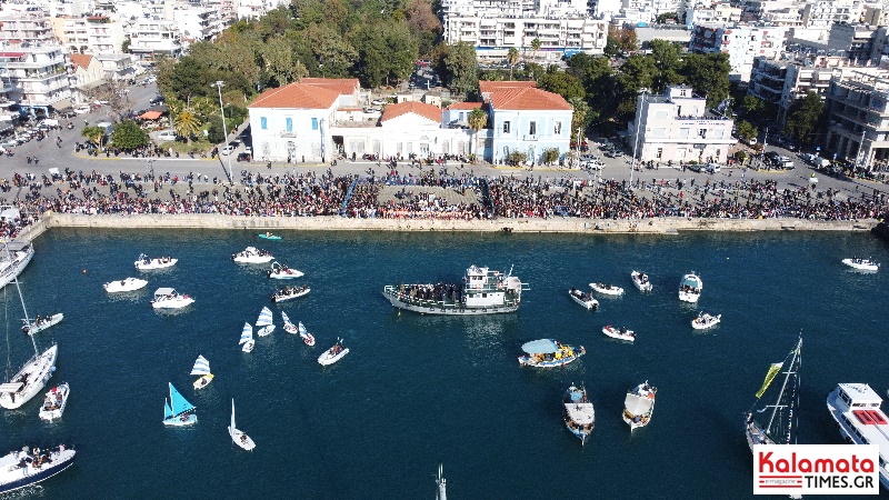 Ο εορτασμός των Θεοφανείων στην Καλαμάτα με χιλιάδες κόσμου στο λιμάνι 49