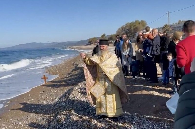 Μεσσηνία: Ιερέας έριξε τον σταυρό με καλάμι ψαρέματος 1