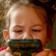 Ποια είναι η σωστή ηλικία για να πάρετε κινητό στο παιδί σας 11