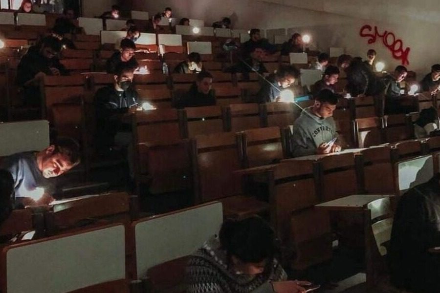 Εικόνες ντροπής στα Πανεπιστήμια: Φοιτητές έδωσαν εξετάσεις με φακούς κινητών 1
