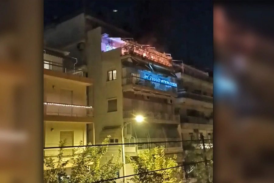 Θεσσαλονίκη: Αναψαν πυροτεχνήματα στο μπαλκόνι και «λαμπάδιασαν» την τέντα τους 1