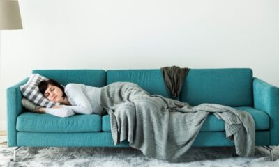 σας παίρνει ο ύπνος στον καναπέ κάθε βράδυ; τρεις λόγοι που πρέπει να το «κόψετε» 33