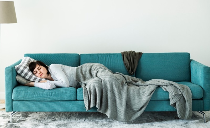 Σας παίρνει ο ύπνος στον καναπέ κάθε βράδυ; Τρεις λόγοι που πρέπει να το «κόψετε» 1