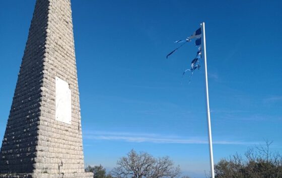 Εθνική εορτή με σκισμένη Ελληνική σημαία στο Μανιάκι Μεσσηνίας