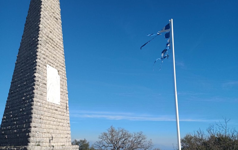 εθνική εορτή με σκισμένη ελληνική σημαία στο μανιάκι μεσσηνίας 9