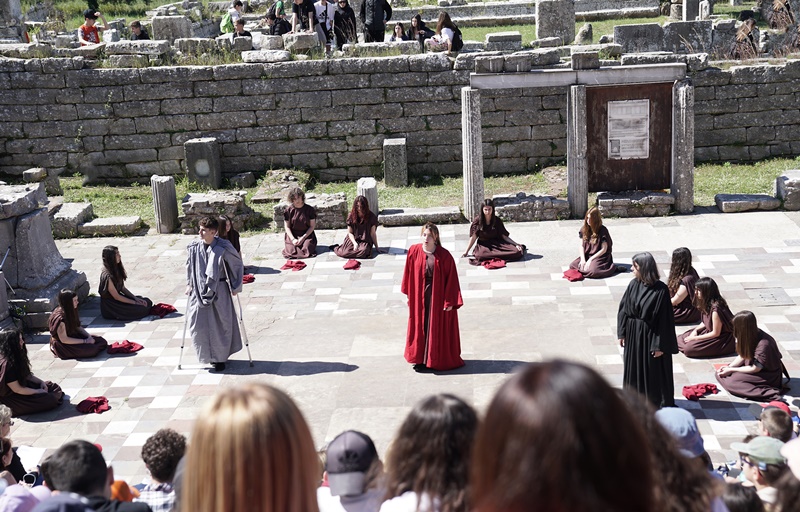 «Τρωάδες» του Ευριπίδη από το 1ο Γενικό Λύκειο Μεσσήνης, η τρίτη ημέρα του «10ου Διεθνούς Νεανικού Φεστιβάλ Αρχαίου Δράματος στην Αρχαία Μεσσήνη» 1