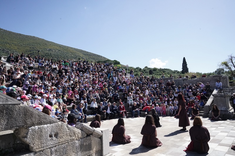 «Τρωάδες» του Ευριπίδη από το 1ο Γενικό Λύκειο Μεσσήνης, η τρίτη ημέρα του «10ου Διεθνούς Νεανικού Φεστιβάλ Αρχαίου Δράματος στην Αρχαία Μεσσήνη» 2