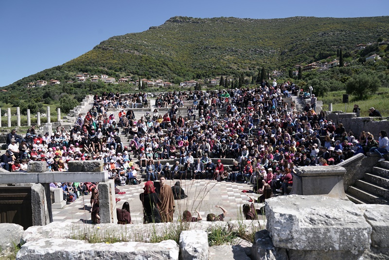 «Τρωάδες» του Ευριπίδη από το 1ο Γενικό Λύκειο Μεσσήνης, η τρίτη ημέρα του «10ου Διεθνούς Νεανικού Φεστιβάλ Αρχαίου Δράματος στην Αρχαία Μεσσήνη» 3
