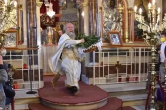 Έκλεψε την παράσταση ο «ιπτάμενος ιερέας» στη Χίο
