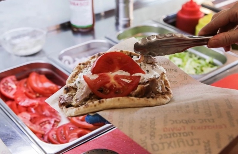 Λουκέτο σε σουβλατζίδικο μετά από 24 χρόνια: «Ντρέπομαι να πουλάω πέντε ευρώ το σάντουιτς» 1