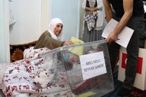 Εκλογές Τουρκία: Μεταφέρουν τις κάλπες μέχρι και στα σπίτια ασθενών για να ψηφίσουν