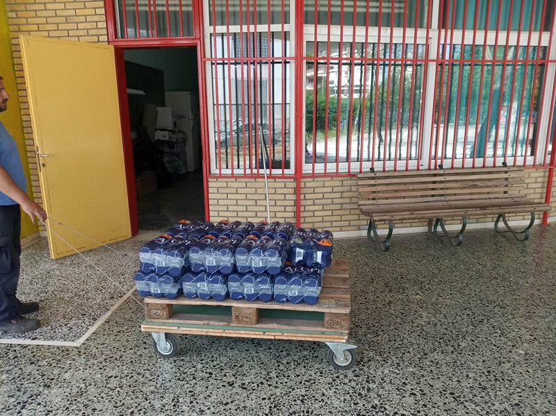 Εμφιαλωμένα μπουκάλια νερού διανεμήθηκαν στα σχολεία της Καλαμάτας για ώρα ανάγκης 4