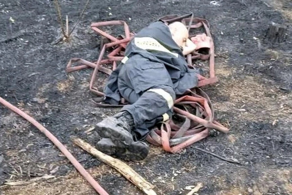 Συγκλονίζει η εικόνα πυροσβέστη που κοιμάται εξουθενωμένος στο έδαφος μετά από μάχη με τις φλόγες 1