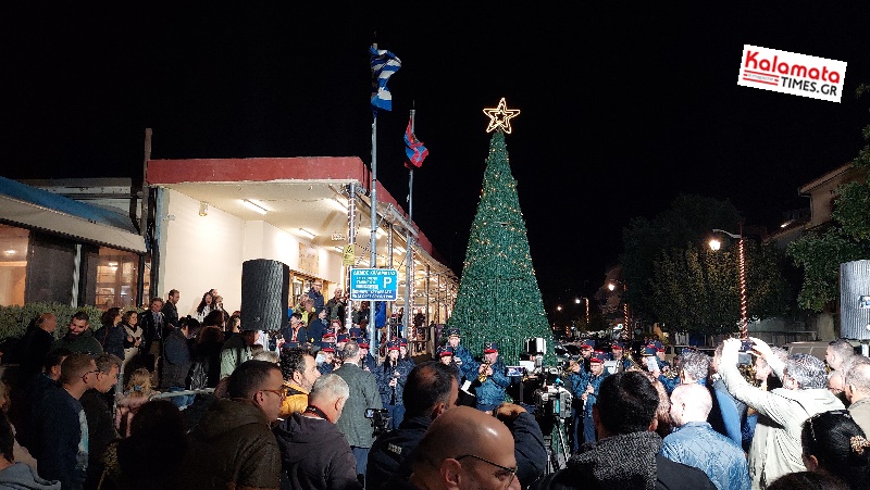 Φωταγωγήθηκε το Χριστουγεννιάτικο δέντρο στην Κεντρική Αγορά Καλαμάτας 12