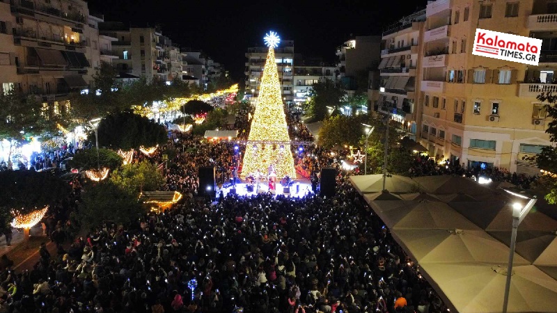 Πλήθος κόσμου παρά το τσουχτερό κρύο στη φωταγώγηση του Χριστουγεννιάτικου δέντρου στην Καλαμάτα 39