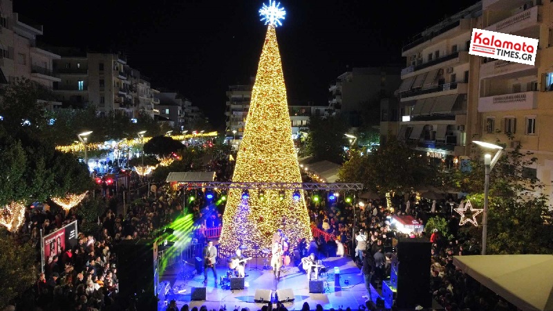 Πλήθος κόσμου παρά το τσουχτερό κρύο στη φωταγώγηση του Χριστουγεννιάτικου δέντρου στην Καλαμάτα 45