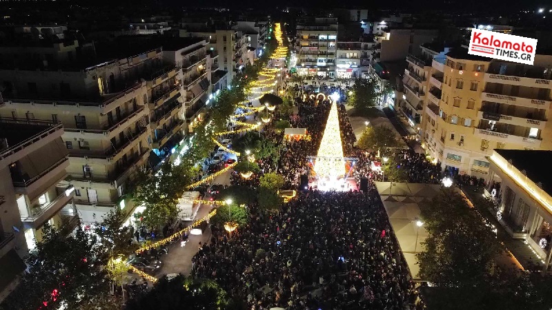 Πλήθος κόσμου παρά το τσουχτερό κρύο στη φωταγώγηση του Χριστουγεννιάτικου δέντρου στην Καλαμάτα 46