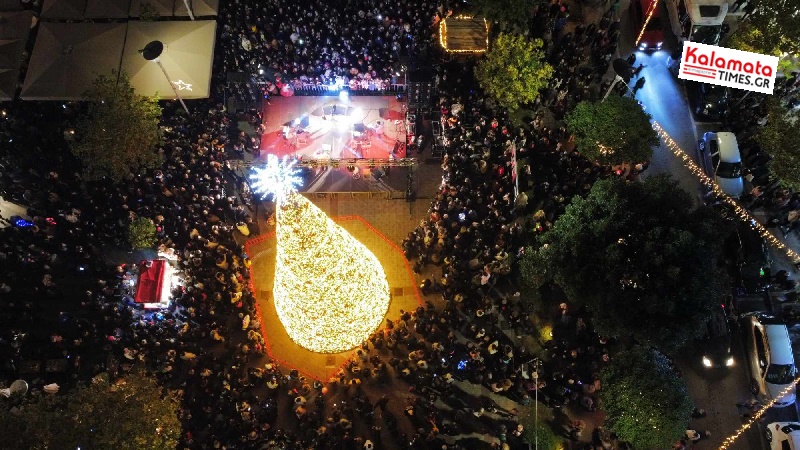 Πλήθος κόσμου παρά το τσουχτερό κρύο στη φωταγώγηση του Χριστουγεννιάτικου δέντρου στην Καλαμάτα 49
