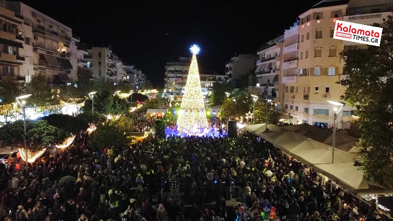 Πλήθος κόσμου παρά το τσουχτερό κρύο στη φωταγώγηση του Χριστουγεννιάτικου δέντρου στην Καλαμάτα 50