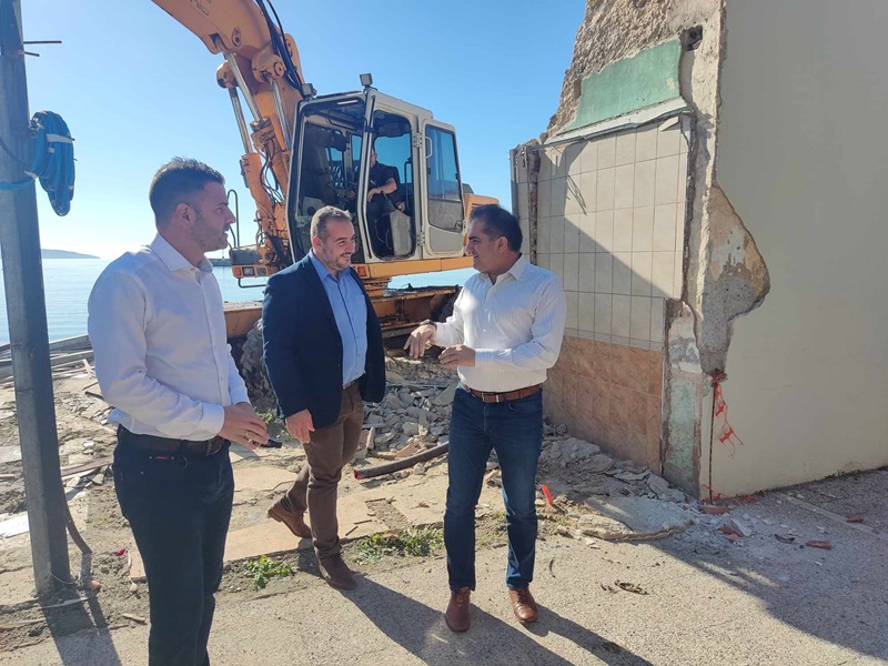 Κατεδαφίστηκε το κτίριο της πρώην ταβέρνας «Κοιλάκος» στην παραλία 9