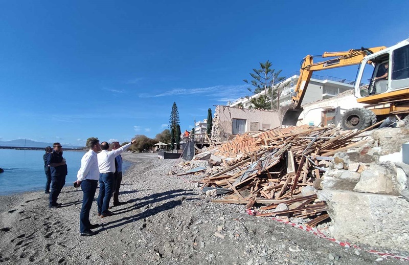 Κατεδαφίστηκε το κτίριο της πρώην ταβέρνας «Κοιλάκος» στην παραλία 7