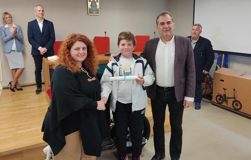Απονομή δώρων σε μαθητές Σχολείων της Καλαμάτας για τη γιορτή ανακύκλωσης 21 Απονομή δώρων σε μαθητές Σχολείων της Καλαμάτας για τη γιορτή ανακύκλωσης 10