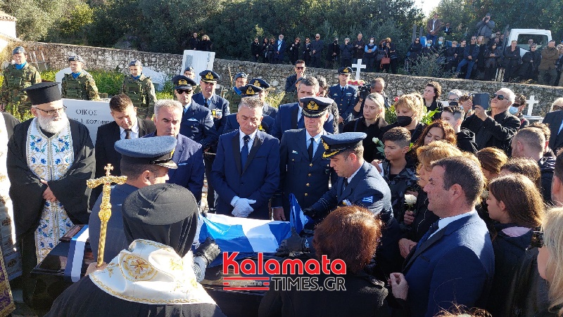 Ράγισαν καρδιές στην κηδεία του επισμηναγού Επαμεινώνδα Κωστέα (photos+video) 35 Ράγισαν καρδιές στην κηδεία του επισμηναγού Επαμεινώνδα Κωστέα (photos+video) 24