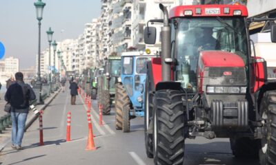 Εκατοντάδες τρακτέρ μπήκαν στην πόλη με μαύρες σημαίες και ένα φέρετρο 40