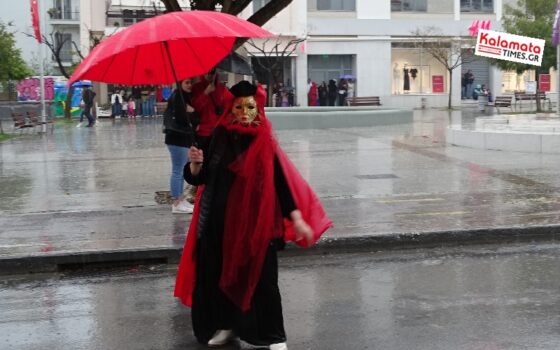 Καλαματιανό Καρναβάλι 2024: Ξεφάντωσαν μέσα στη βροχή οι καρναβαλιστές 7