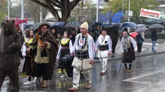 Καλαματιανό Καρναβάλι 2024: Ξεφάντωσαν μέσα στη βροχή οι καρναβαλιστές 8