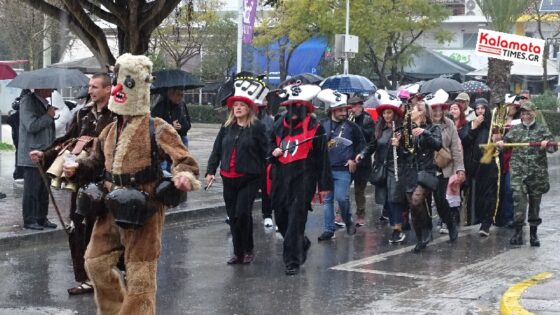 Καλαματιανό Καρναβάλι 2024: Ξεφάντωσαν μέσα στη βροχή οι καρναβαλιστές 12