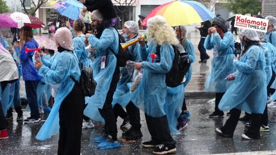 Καλαματιανό Καρναβάλι 2024: Ξεφάντωσαν μέσα στη βροχή οι καρναβαλιστές 17
