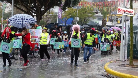 Καλαματιανό Καρναβάλι 2024: Ξεφάντωσαν μέσα στη βροχή οι καρναβαλιστές 19